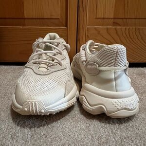 WOMEN'S ADIDAS OZWEEGO - SIZE 7